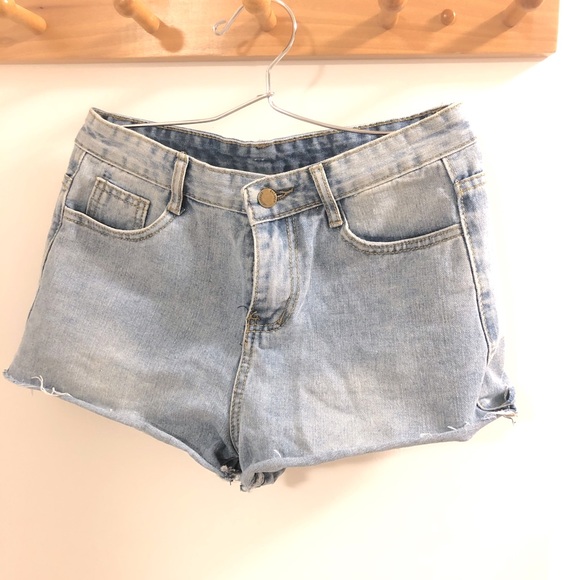 Levi's Pants - Super cute jean shorts!